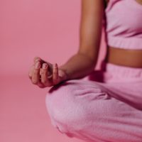 P12, m├®ditation en tenue rose P12, m├®ditation en tenue rose
